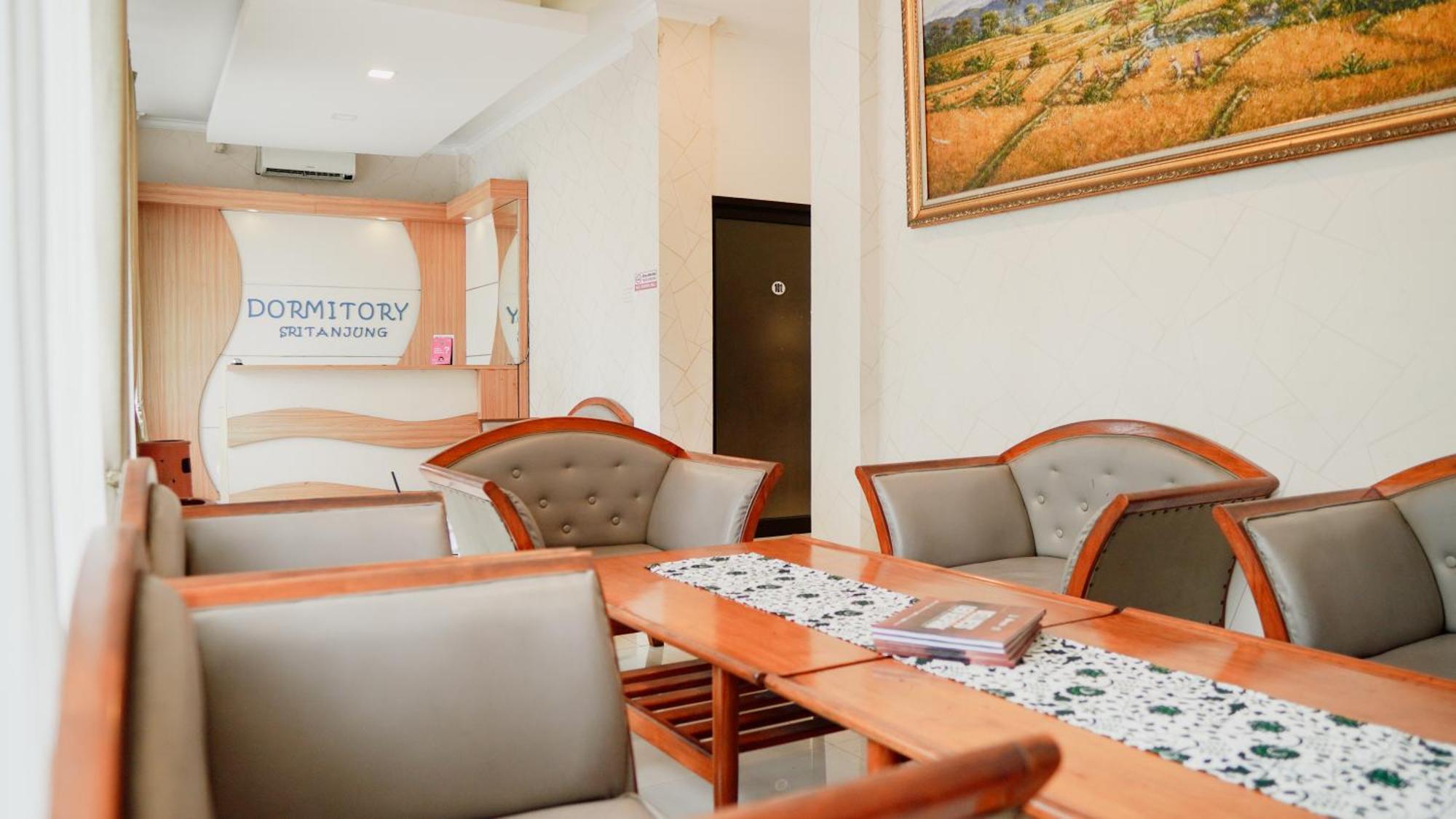Dormitory Tourism Sritanjung Banyuwangi By Gajahsora Management エクステリア 写真